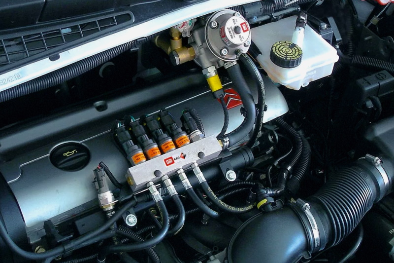 Bilen stannar när du trycker på gaspedalen
