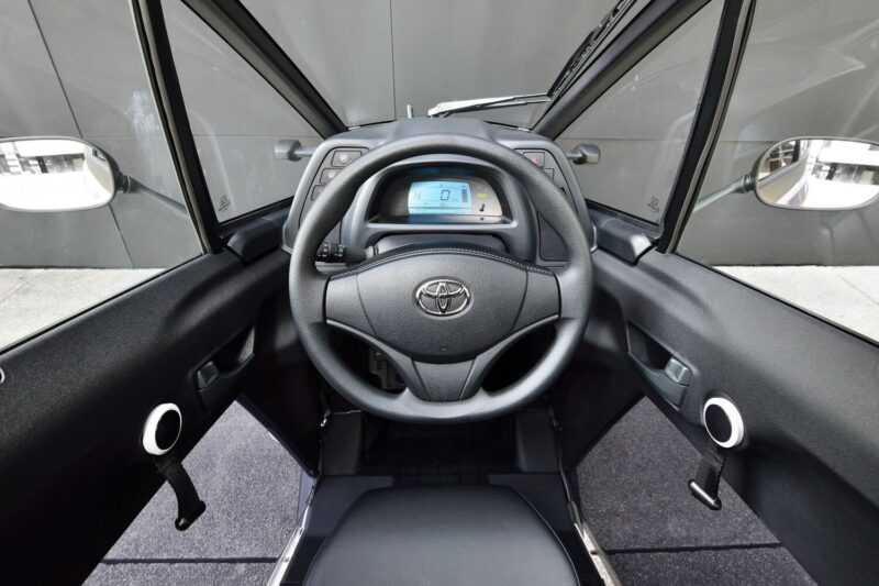 Toyota i-Road. Mellan en bil och en motorcykel